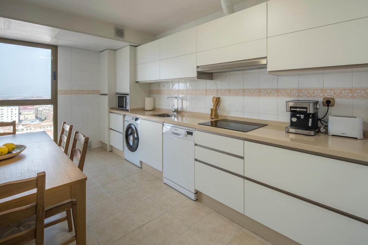 Apartment Atico Granada, Penthouse, 18-19th Floor, Centre, Views, Terrace, Free Parking *