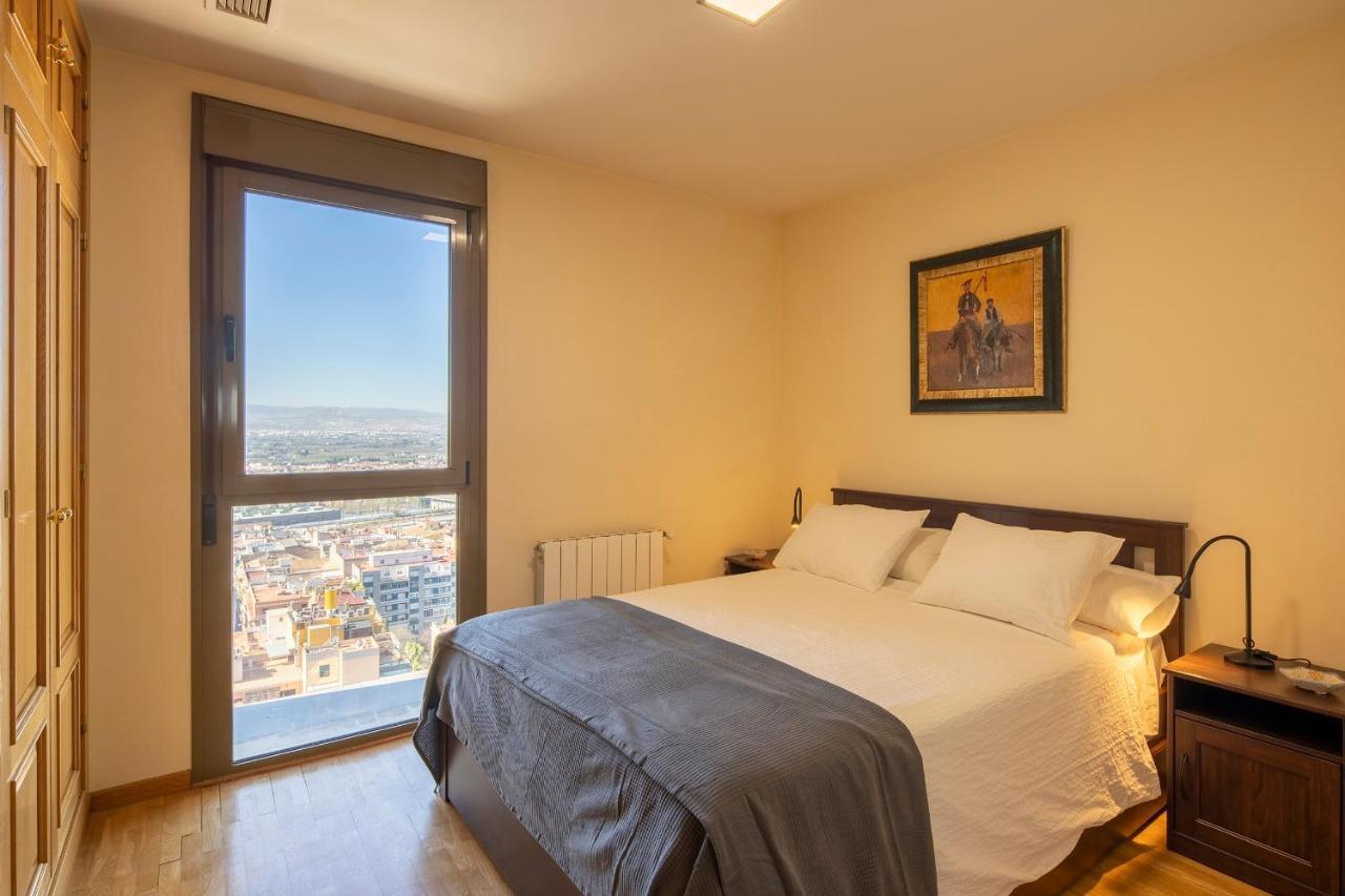 Atico Granada, Penthouse, 18-19th Floor, Centre, Views, Terrace, Free Parking Apartment *